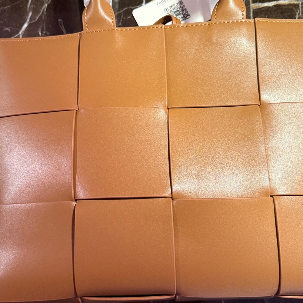 Essenzus caramel weave pattern leather bag with suede interior and tie closure - Picture 3 of 9